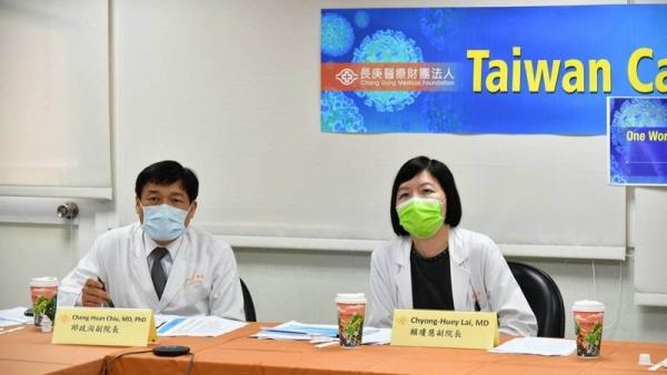 林口长庚医院副院长赖琼慧(右)、(左)副院长邱政洵除分享台湾政府防疫措施,也分享医院如何安排患者动线。(图片来源:中央社)