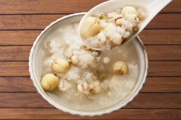 绿豆莲子薏米粥可以补气、安神、美白、消水肿。(胡乃文开讲)