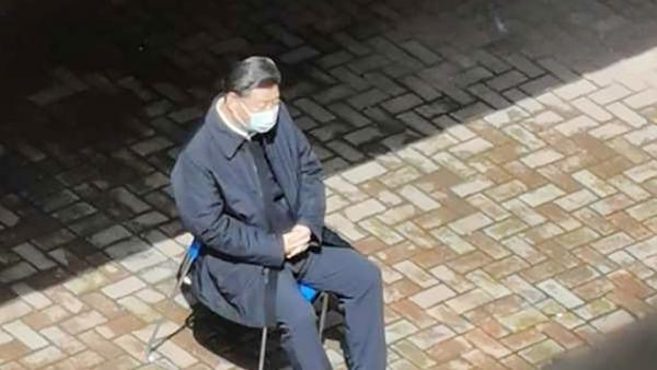 习近平3月10日视察武汉，一张罕有“独坐一旁”照片流传网络。由于恐怕被感染，他在武汉跟当地人说话时都保持一段距离，但有居民用另一角度偷拍了一幅照片，引起网民无限解读。有人认为他被疫情搞的心力憔悴，也有人说是权斗使然。