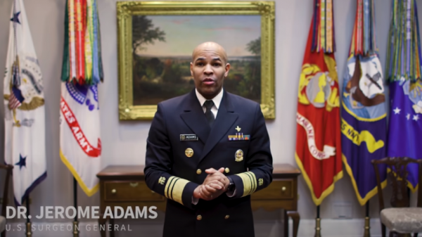 美国医务总监杰罗姆·亚当斯(Jerome Adams,)亲自上阵示范自制布口罩。 (图片来源: CDC 视频截图)