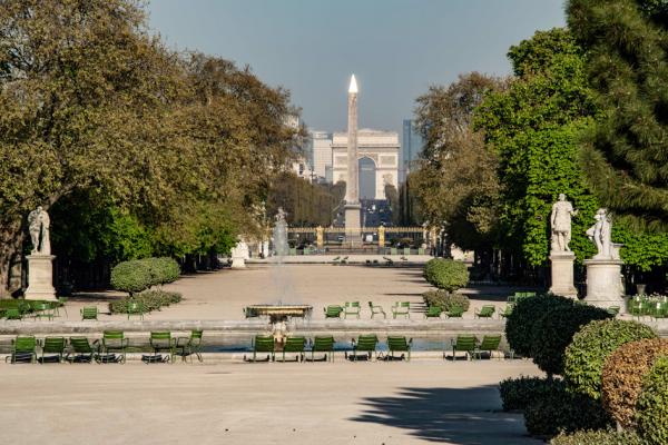 法国宣布限足令后,4月9日空旷的巴黎杜乐丽花园(Jardin des Tuileries),后面是方尖碑和凯旋门。(AFP via Getty Images)