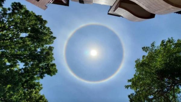 日晕奇景为太阳旁出现一圈光圈的“光晕”现象,由于光晕(环)英语为“halo”,宛如太阳在跟人打招呼一般,让民众啧啧称奇。(图片来源:脸书截图)