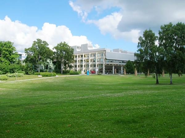 2005年瑞典斯德哥尔摩大学开建了欧洲第一所孔子学院。图为斯德哥尔摩大学阿 列纽斯实验室。(维基百科)