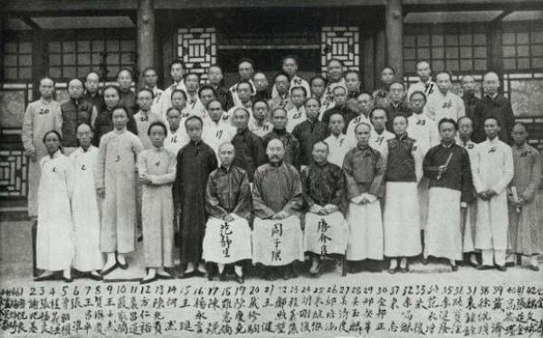 1909年,第一批庚子赔款留美学生与游美学务处总办周自齐(前中)、会办唐国安(前右)和范源濂(前左)合影。(图片来源:公有领域)