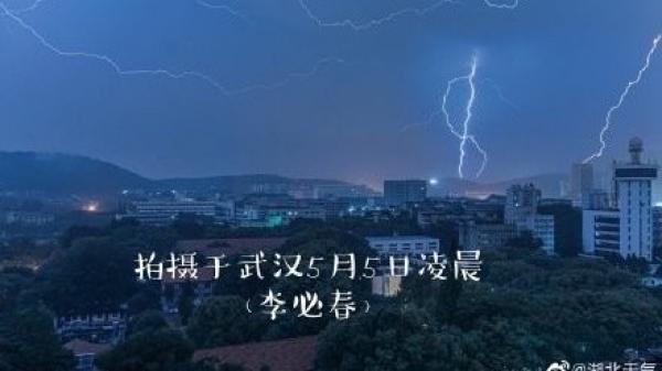 湖北一夜闪电14万次,武汉更是狂风暴雨。(图片来源:微博)