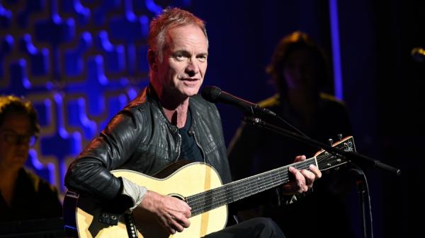 史汀(Sting)也在家中直播演出,为这场募款活动尽一分心力。(图片来源:Andrew Toth / Getty Images为iHeartMedia)