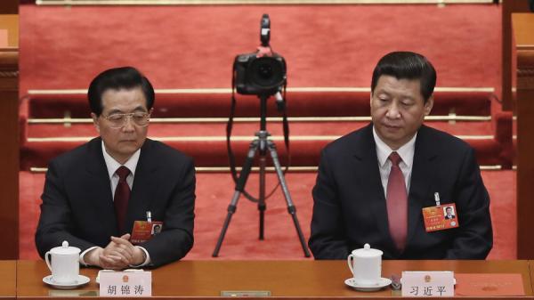习近平和胡锦涛在2013年全国两会上(图片来源: Feng Li/Getty Images)