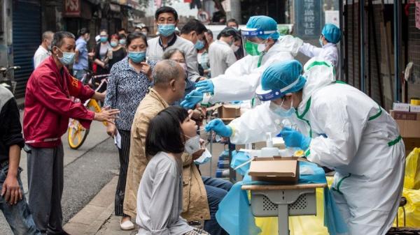 在武汉全民检测开始不久,陆续有当地民众接到通知,核算检测全部暂停。(图片来源:STR/AFP via Getty Images)