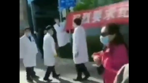 徐州市第三人民医院的医护员工集体罢工(视频截图)