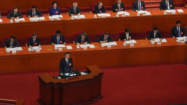 图为5月22日,李克强在人大会议上发表政府工作报告。(图片来源:Andrea Verdelli/Getty Images)