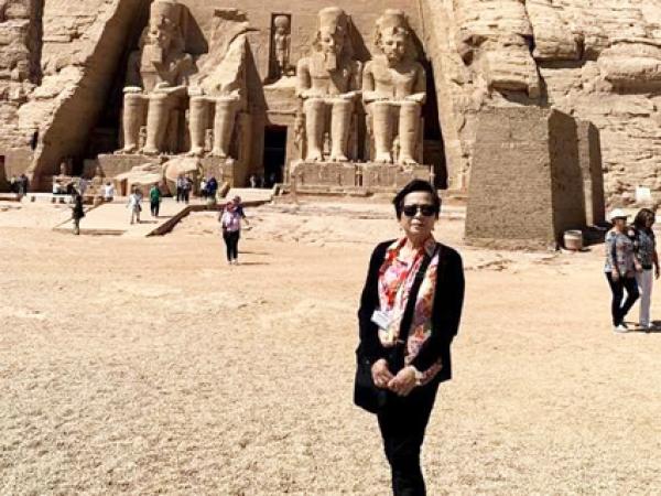 2月中旬,林女士在埃及旅游时留影。