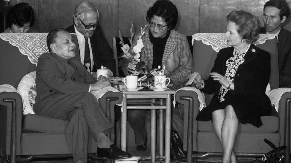 1984年12月19日,邓小平在北京与当时的英国首相撒切尔夫人会面,1984年签署了中英联合声明,标志着香港的未来。(图片来源:PIERRE-ANTOINE DONNET/AFP via Getty Images)