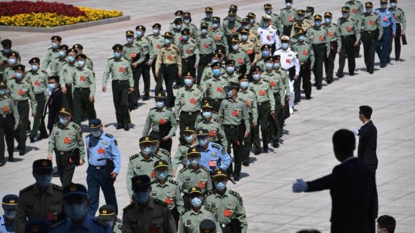 2020年5月28日人大闭幕会,戴着口罩进入会场的军方代表(图片来源:NICOLAS ASFOURI/AFP via Getty Images)