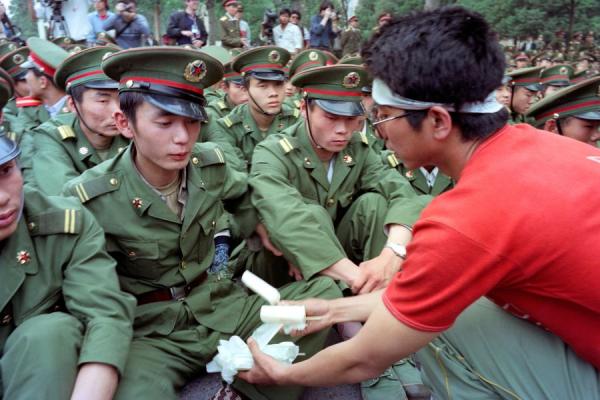 六四学生和军人(图片来源:CATHERINE HENRIETTE/AFP/Getty Images)