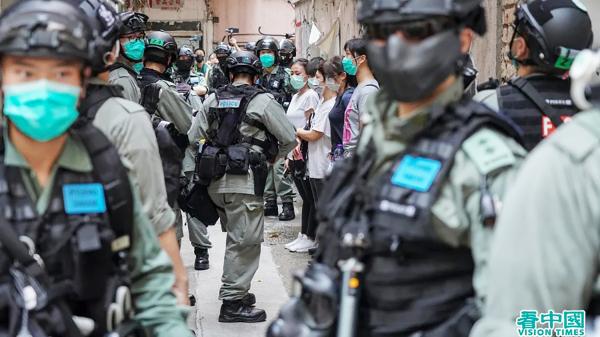国际社会纷纷谴责北京通过港版《国安法》。图为5月27日，全副武装的港警与上街抗议的香港民众。（Adrian/看中国） 