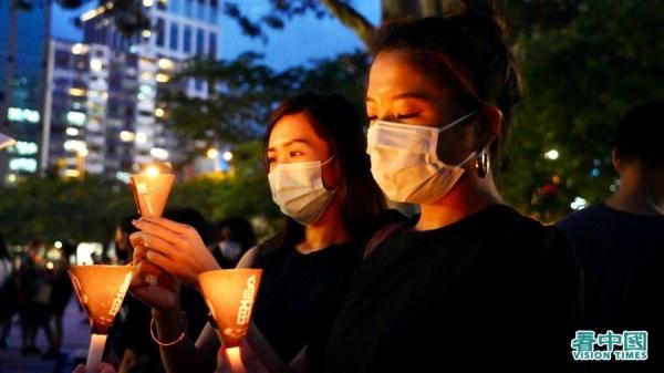 今天是六四31周年,香港市民无惧禁令,坚持到维园烛光悼念六四。(图片来源:Adrian/看中国)