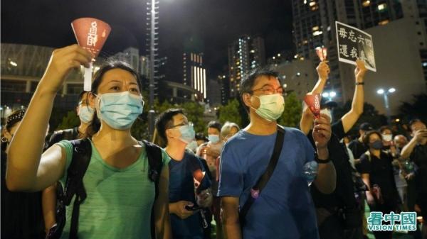 今天是六四31周年,香港市民无惧禁令,坚持到维园烛光悼念六四。(图片来源:Adrian/看中国)