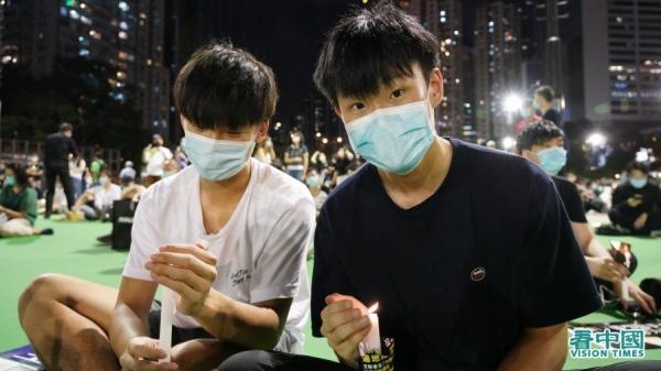 今天是六四31周年,香港市民无惧禁令,坚持到维园烛光悼念六四。(图片来源:Adrian/看中国)