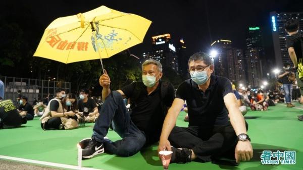 今天是六四31周年,香港市民无惧禁令,坚持到维园烛光悼念六四。(图片来源:Adrian/看中国)