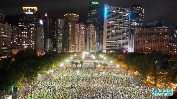 今天是六四31周年,香港市民无惧禁令,坚持到维园烛光悼念六四。(图片来源:Adrian/看中国)