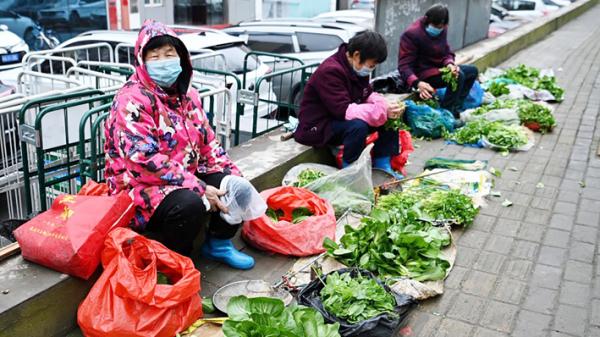 近日在大陆火爆的“地摊经济”突被降温。（Getty Images）