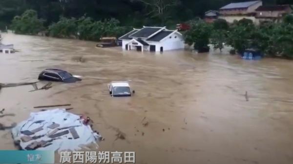暴雨袭击下,广西桂林荔浦、阳朔等多处发生洪涝灾害。(图片来源:视频截图)