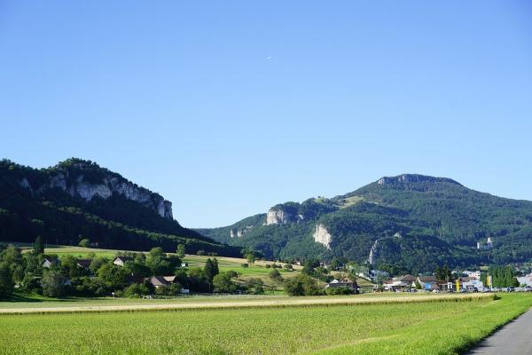 瑞士地处崇山峻岭的山地、资源匮乏,其实完全属于不利经济发展的“穷山僻壤”,但高素质的瑞士人,却创造出全球最具竞争力的经济体之一。(图片来源:Pixabay)