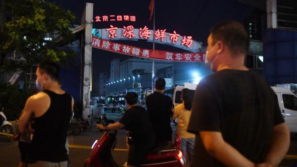 大陆官方将北京疫情的病毒源头甩锅至进口三文鱼。但三文鱼货源京深海鲜市场发文强调,是患有中共病毒的人去过新发地,而不是因为鱼感染了中共病毒。(图片来源:GREG BAKER/AFP via Getty Images)