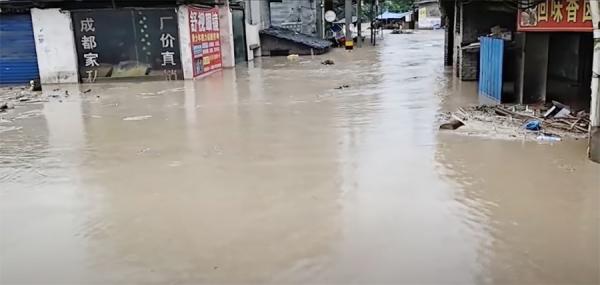 重庆连续4天下暴雨。(视频截图)