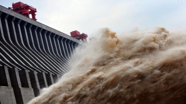 今年中国或是自1949年以来最大洪水,三峡大坝面临挑战。(图片来源:STR/AFP/Getty Images)