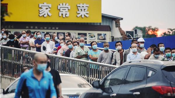 等待进行核酸检测的北京市民(Getty Images)
