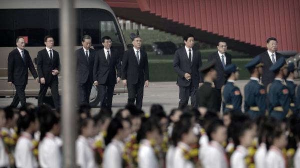 中共高层集体出动,示意图(图片来源:Mark Schiefelbein - Pool/Getty Images)