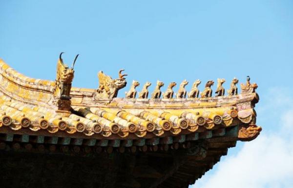 古代宫廷建筑上的吻兽排列有序。（公有领域）