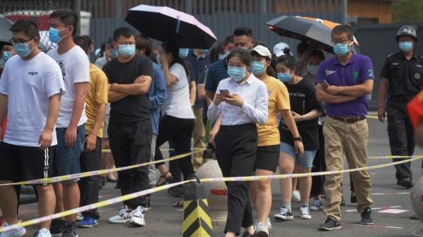 北京市感染中共病毒的人数持续上升,北京当局对民众展开大规模核酸检测。图为6月23日,北京某核酸检测点。(图片来源:GREG BAKER/AFP via Getty Images)
