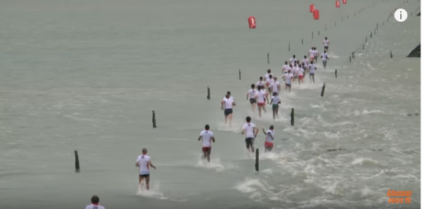 这条公路也可以说非常的浪漫,可以享受在海中驰骋的感觉,因为这种奇特的景观,每年都会有大量的冒险游客慕名而来。(视频截图)