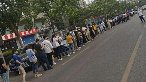 北京疫情复燃后,出京检查站4个机器,30万人一个个查,导致还没进燕郊,公交车和私家车就排起4公里的长队。(图片来源:微博)