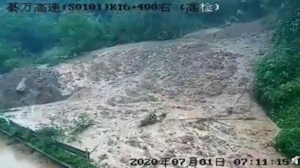 重庆綦万高速永城路段因暴雨冲刷再次出现塌方。(图片来源:微博截图)