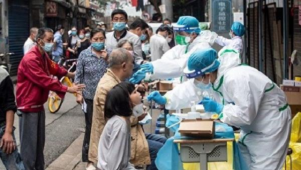 疫情在中国催生了又一个暴利行业:核酸检测。(图片来源:STR/AFP via Getty Images)