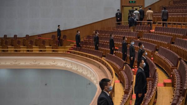 尽管大疫降临，中共权斗不止，半年拿下6名“大老虎”。图为2020年中共全国两会安保一幕（图片来源:Andrea Verdelli/Getty Images）