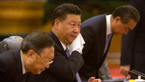 习近平因情绪激动,突然站起来。示意图(图片来源: MARK SCHIEFELBEIN / AFP / Getty Images)