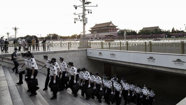 2020年5月两会期间,一群安全人员走出天安门广场的地下通道。(图片来源: Lintao Zhang/Getty Images)