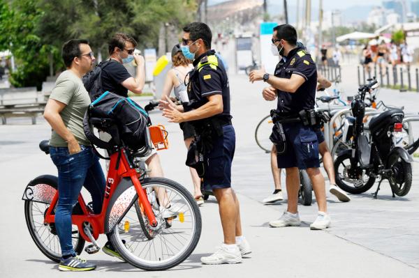 加泰罗尼亚警察要求民众戴口罩。(AFP via Getty Images)