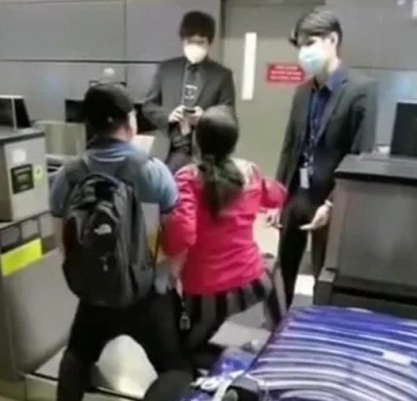 跪下了,