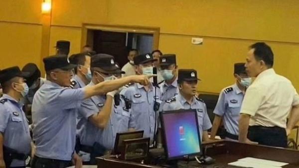近日王永明案件在包头中级法院开庭审理,期间场面一度出现混乱。(图片来源:网络图片)