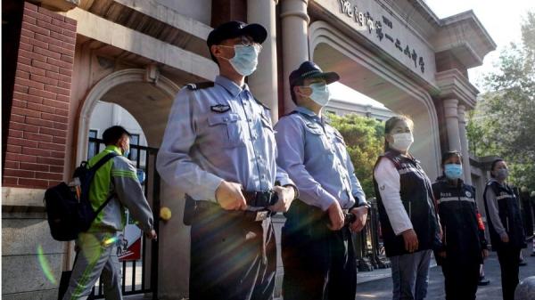 警察带着口罩在辽宁省沈阳市一所中学的入口处把守。示意图。(图片来源:STR/AFP via Getty Images)