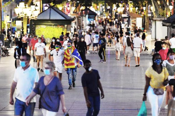7月25日，人们在巴塞罗那一条街上散步。（AFP via Getty Images）