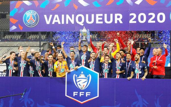 7月24日,巴黎圣日耳曼(PSG)与圣埃蒂安(ASSE)的法国杯决赛足球赛在圣德尼法兰西大球场举行,巴黎圣日耳曼球员在夺冠后捧着奖杯庆祝。(AFP/Getty Images)