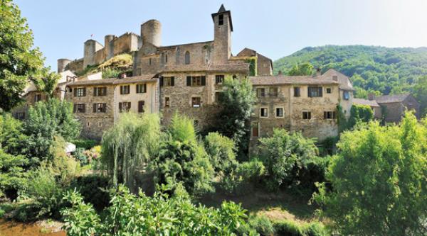 布鲁斯城堡镇的城堡远景(Pierre PONCHEL/维基百科:CC BY-SA 3.0)
