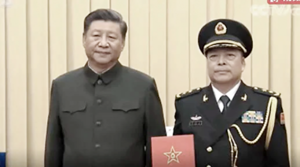 习近平一副心事重重的样子（视频截图）