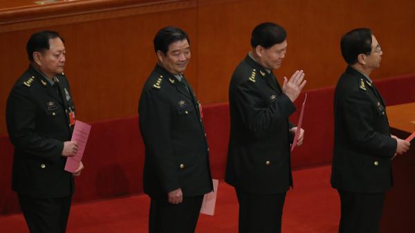 2名被以贪腐之名拿下的军委委员房峰辉(右一)和张阳(右二),2013年3月参加人大会议。(图片来源:Feng Li/Getty Images)